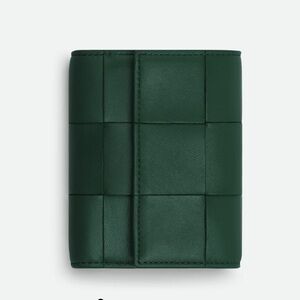 Bottega Veneta Cassette Intrecciato Maxi Leather Trifold Wallet - Emerald green